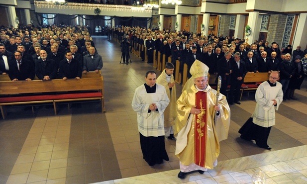 W dorocznym spotkaniu wzięło udział szesnaście chórów parafialnych