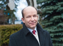 Konstanty Radziwiłł jest lekarzem rodzinnym, doktorem nauk medycznych. W latach 2001–2010 był prezesem Naczelnej Izby Lekarskiej, a w latach 2010–2012 prezydentem Stałego Komitetu Lekarzy Europejskich. Jest też wiceprezesem Związku Dużych Rodzin „3+”