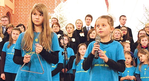 Na koncercie charytatywnym zaśpiewały również dzieci ze scholi „Maryjne słowiki”