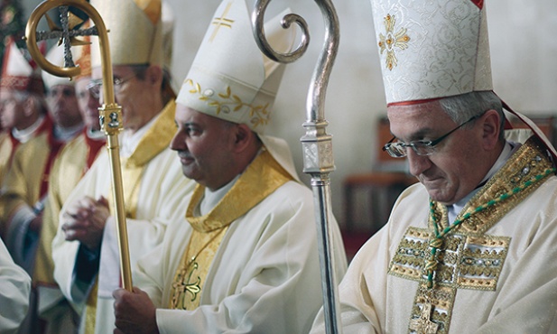 Głównym szafarzem święceń  był abp Celestino Migliore, nuncjusz apostolski