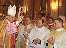 Podczas udzielania pierwszego biskupiego błogosławieństwa