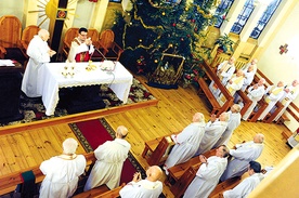 Codzienna poranna Msza św. koncelebrowana w kaplicy, zwanej w seminaryjnym gmachu emerycką. Przewodniczy ks. Maciej Kornata
