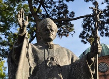 Pomnik Jana Pawła II przed płocką katedrą