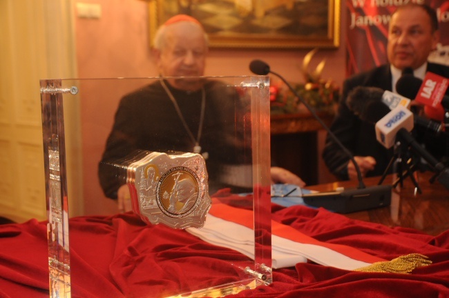 Zegar kanonizacyjny i papieska moneta