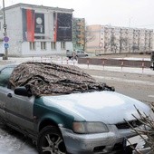 Zaskoczeni lub nieprzygotowani kierowcy chronią przed oblodzeniem szyby samochodów czym się da