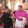 Bp Roman Pindel pozdrawia wiernych zebranych w konkatedrze