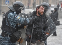 Duchowni rozdzielali demonstrantów i Berkut