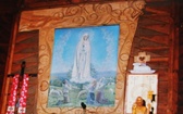 Obraz MB Fatimskiej z dziećmi - na tle beskidzkiej panoramy, namalował znany artysta z Istebnej Jan Wałach