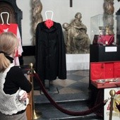 Eksponaty wystawione są w sali barokowej muzeum