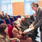 Dr inż. Zbigniew Wysocki przekazuje odnalezioną pracę, napisaną przez prof. Wilibalda Winklera,  jego żonie Teresie