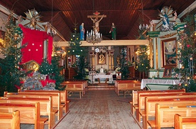 Wnętrze kościoła sprawia wrażenie dużej izby, zaś o wystrój świątyni dbają parafianie