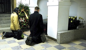  Wielu wiernych skorzystało z okazji, by modlić się przy grobie kardynała