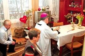 Powyżej: Wspólna modlitwa w domu państwa  Marii i Kazimierza Kapuścińskich