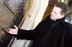Mariusz Barcicki martwi się  złym stanem gotyckich drzwi biblioteki jezuitów