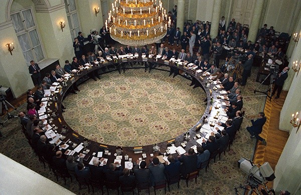 Obrady Okrągłego Stołu trwały  od 6 lutego do 5 kwietnia 1989 r. w siedzibie Urzędu Rady Ministrów PRL w Pałacu Namiestnikowskim