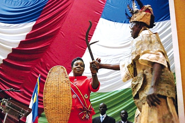 Catherine Samba-Panza jest chrześcijanką, pierwszą w historii Republiki Środkowoafrykańskiej kobietą na stanowisku prezydenta