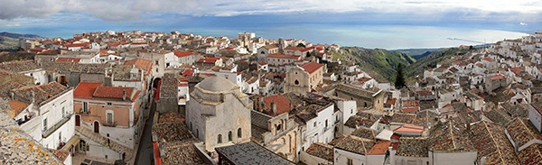 Monte Sant’Angelo urzeka nieskazitelną bielą domów  