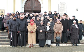  Uczestnicy spotkania po Mszy św. ustawili się do pamiątkowej fotografii.  Galeria na: radom.gosc.pl