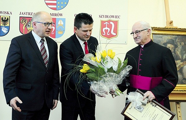  Nagrody wręczali (od lewej) Marek Sokołowski, przewodniczący Rady Powiatu, i starosta Włodzimierz Górlicki