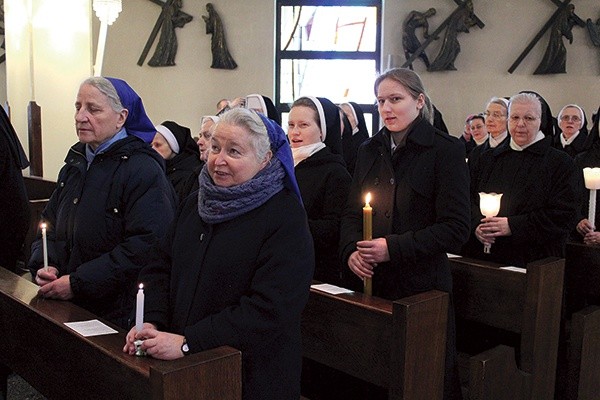 – Życie konsekrowane jest jak ów drżący na wietrze płomień, który musimy chronić – mówił siostrom i braciom zakonnym biskup Tadeusz Rakoczy