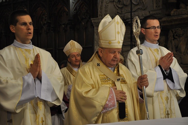 Kard. Dziwisz w tarnowskiej katedrze, w tle bp Andrzej Jeż