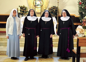 Siostry w kaplicy Zmartwychwstania Pańskiego. Od lewej: s. Anna, s. Jadwiga, s. Helena i s. Teresa