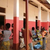 Przed oddziałem pediatrii w Bagandou