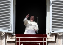 Papież rozmawia z pielgrzymami