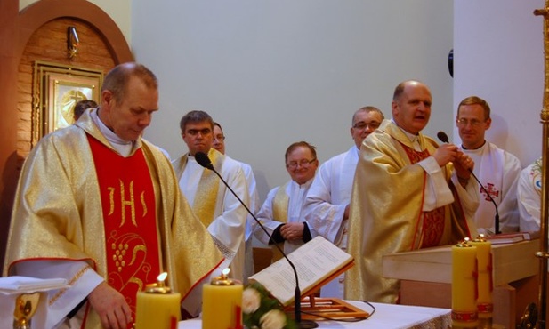 Homilię wygłosił ks. Grzegorz Wójcik (z prawej). Przy mikrofonie ks. Andrzej Rdzanek