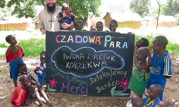  Każda para, która zdecyduje się na pomoc misjom, w ramach podziękowania dostaje zdjęcie prosto z Afryki 