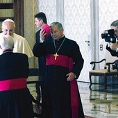  Bp Henryk Tomasik podczas audiencji z papieżem Franciszkiem. Przed ojcem świętym  bp Adam Odzimek