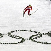  9.02.2014. Rosja. Soczi. Zimowe Igrzyska Olimpijskie. Kamil Stoch szybuje w konkursie skoków na średniej skoczni. Polak zdobył złoty medal 