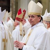 Bp Adam Bałabuch na początku Mszy św. w bazylice św. Jana na Lateranie