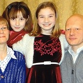  Uśmiechnięta Ania (w centrum zdjęcia) ze swoją rodziną