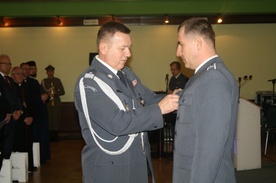 Gen. Jacek Włodarski wręcza odznakę "Semper Paratus" sierż. sztab. Radosławowi Bogusowi