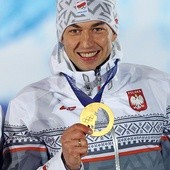 Zbigniew Bródka ze złotym medalem olimpijskim zawierającym fragment  meteorytu  z Czelabińska