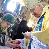 Biskup Ignacy Dec podczas liturgii