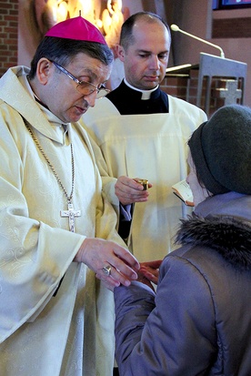 Podczas Mszy św. udzielono zgromadzonym sakramentu namaszczenia chorych