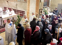  Bp Jan Wieczorek (z prawej), ks. Andrzej Bartysiewicz, kustosz sanktuarium w Lubecku (z lewej), razem z innymi księżmi udzielają błogosławieństwa lurdzkiego