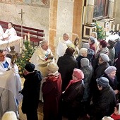  Bp Jan Wieczorek (z prawej), ks. Andrzej Bartysiewicz, kustosz sanktuarium w Lubecku (z lewej), razem z innymi księżmi udzielają błogosławieństwa lurdzkiego