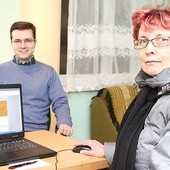  Lucyna Kasperek od lat pomaga ludziom w Straszęcinie wypełniać zeznania podatkowe. Obok kleryk Krzysztof Jankowski