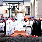  Także przy grobie ks. Jerzego parafianie zawierzyli się opiece św. Michała Archanioła