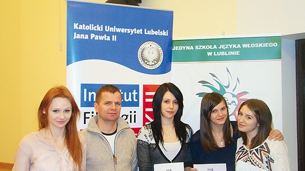 Laureatki II Dyktanda Romanisty z nauczycielem