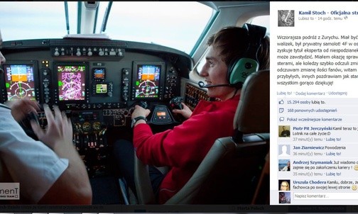 Screen zdjęcia z podróży powrotnej z Soczi zamieszczone przez Kamila Stocha na jego profilu na FB Kamil Stoch za sterami samolotu