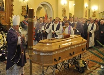 Mszy św. w kościele Podwyższenia Krzyża Świętego przewodniczył bp Roman Marcinkowski. Koncelebrowało około 80 księży