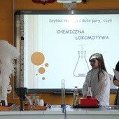 Jedno z doświadczeń chemicznych, wykonanych w czasie otwarcia ekopracowni