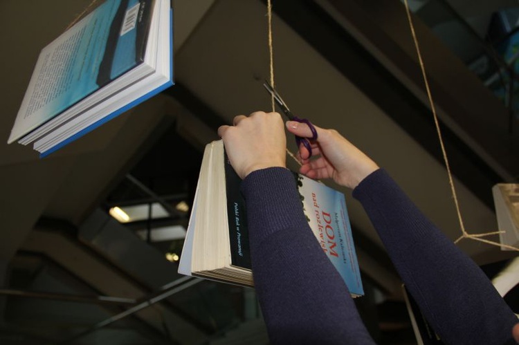 "Książki z sufitu" w Bibliotece Śląskiej