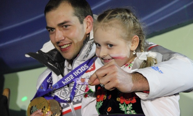 Zbigniew Bródka pokazuje krówkę ze swoją podobizną