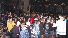 Modlitewne czuwanie w Bochni  zakończyło ucałowanie relikwii  bł. Jana Pawła II