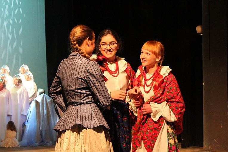 W Teatrze Polskim dobroczyńcy hospicjum oklaskiwali opowieść o Jagusi (w tej roli Zuzanna Repelowicz, pierwsza z prawej)